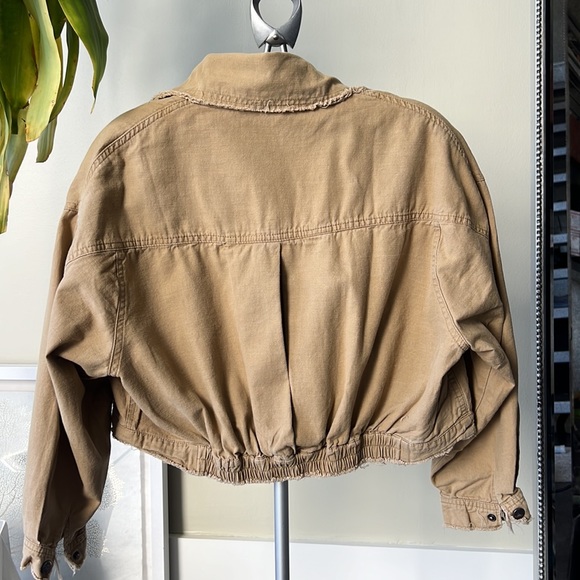 Cropped light cargo jacket. - Picture 2 of 7